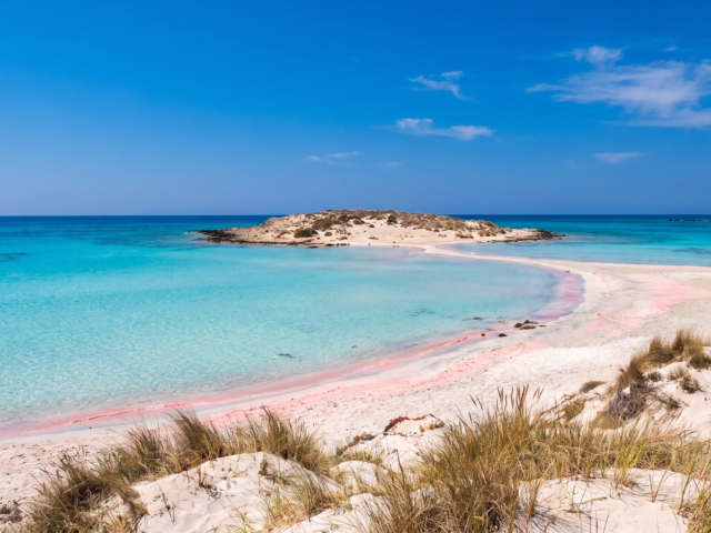 Η παραλία Ελαφονήσι στην Κρήτη με τη ροζ άμμο και τη λιμνοθάλασσα, JK Tours